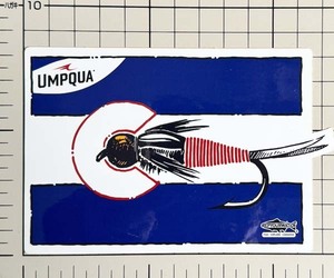 訳有 アンプカ コラボ ステッカー UMPQUA × REP YOUR WATER STICKER FLY フライフィッシング 魚 釣 毛針 フライ シール デコ アメリカ