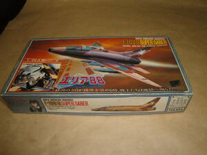 ☆ プラモ・エリア８８《F-100D SUPER SABER(1／100スケール)”1/24人形・アルミステッカーは欠品”》☆送料390円 収集趣味 訳あり