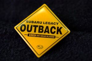 □ SUBARU OUTBACK 欧州発売記念 ピンバッジ W28mm rcitys 富士重工 スバル ユーロコレクション レガシーアウトバック ランカスター BG BH