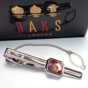 【dkt21】DAKS 　ダックス　ネクタイピン　タイバー　シルバー×レッド　赤カットガラス　落下防止のチェーン付き　定価13,200円