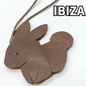 【遊び心を纏う小さなアクセント】　Ibiza イビザ　バッグチャーム うさぎ 手作りの温もり 動物モチーフ キーホルダー 革小物　ブラウン