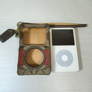 4355-05★Apple iPod classic 第5世代 30GB 白　・coach コーチ、iPodケースつき★