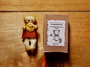 ミニチュア【ドールハウス】チョコチップクッキーくまのぬいぐるみ人形 テディベア風