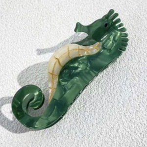 タツノオトシゴ　seahorse ヘアクリップ　バレッタ　海　グリーン　黒目