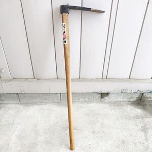 [新品 未使用品] YIK 唐鍬 バチ鍬 全長 約105cm 刃幅 約4.7cm 木柄付 くわ 土起こし 農家 農具 農作業 畑仕事 菜園 筍掘り 金物屋 在庫品