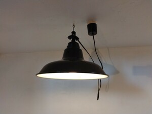 R60328-4 レトロポップ/ポップライト/カフェスタイル/古い喫茶店で使われていた/ホーロー傘/吊り下げペンダントライト直径約41cm高さ約32cm