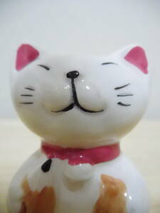 N114-27W　置物　猫　ねこ　陶器　中古　高さ約7.3ｃｍ　(N1)