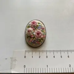 花刺繍の楕円形ブローチ