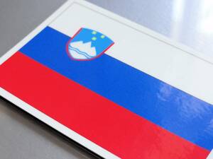 1■_スロベニア国旗ステッカー Sサイズ 5x7.5cm 1枚即買■Slovenia Flag sticker 屋外耐候耐水シール ヨーロッパ スーツケースなどに☆ EU