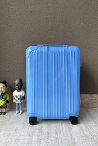 RIMOWA リモワ ESSENTIAL Cabin 機内持ち込み用スーツケース スーツケース 21インチ 36リットル ブルー 中古 TJ 1