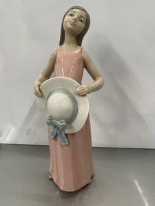 LLADRO リヤドロ 花だんの中で 若草色の少女 フィギュリン 花壇 夢 帽子 置物 陶器人形 西洋 オブジェ