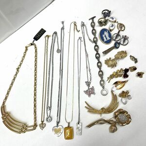 B056-K44-3638◎ アクセサリーまとめセット ネックレス イヤリング ブローチ タイピン カフス Wedgwood MONET SWAROVSKI ANNA SUI 他