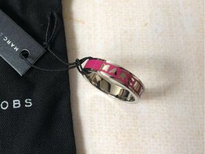 新品 MARC BY MARC JACOBS マークジェイコブス 指輪 リング 16号 US8号 アクセサリー 女性用 プレゼント ロゴ ピンク シルバー