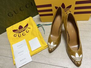 新品未使用adidas x Gucci アディダス グッチコラボ限定パンプス 23.5cmベージュ＆ブラウン GGクリスタル キャンバス ロゴ 定価１３万程度