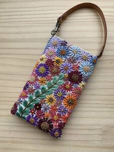 お花の手刺繍　スマホケース 本革持ち手ベージュ　バッグのハンドルに掛けられます　たくさんの花の手刺繍 