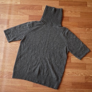 34☆彡USED。UNTITLEDグレーカシミヤ100%セーター 半袖　サイズ9 タートル　柔らか　アンタイトル　ワールド