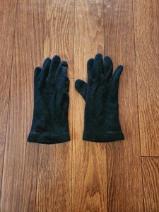 クロエ　手袋　ウール　黒　ロゴ入り　セレブ　ガーリー　ラグジュアリー　冬のマストアイテム　暖かさ抜群　シンプルベーシック　小さめ　