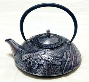 金属工芸　錦鯉魚模様　茶漉し付き　鉄瓶急須　茶道具　裏印あり