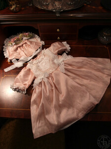 古い素材を使った手作りドールドレス＆ボンネット　シルク　ピンク　着丈45cm