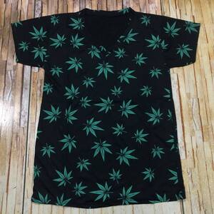 新品・即決・クリックポスト発送・マリファナ・大麻のリーフの総柄プリントＴシャツ・Ｖネック・Ｌ