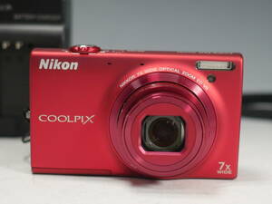 ◆Nikon COOLPIX【S6100】16.0メガピクセル 光学7倍 コンパクトデジカメ スーパーレッド 充電器付属 USED品 ニコン