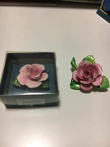 英国イギリス Coalport 他　イギリス製　ピンク　ローズ　ブローチ　2個セット　薔薇　陶製