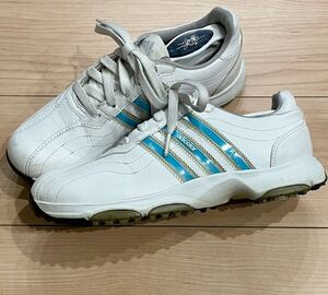 初心者練習用に！ adidas GOLF アディダス ゴルフ adicolor スパイクレス ゴルフシューズ ホワイト系 23.5㎝ レディース ゴルフ 新規×