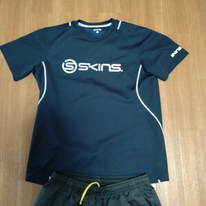 SKINS 上:TシャツOサイズ紺色、下:短パン黒　Lサイズ　 上下セット ショートパンツ スポーツ 半袖Tシャツ 吸汗速乾