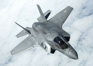 ステルス戦闘機 F-35B ライトニングⅡ 短距離離陸・垂直着陸型 英空軍 RAF 壁紙ポスター A2版594×420mm（はがせるシール式）005A2