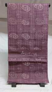 新品 小紋 46 ウールの着物 赤紫色 糸車燕絣文様 ウールの紬 絹混んウール 未仕立 未使用 反物 名古屋帯 染め帯 アロハシャツ 舞台衣装 