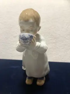 MEISSEN★マイセン★ヘンチェル人形★ブルーオニオンのカップを持った男の子