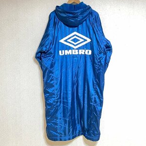 (^w^)b 未使用品 タグ付き UMBRO アンブロ ベンチ コート アウター 防寒着 裏起毛 ボア ビッグ プリント スポーツ 観戦 ブルー F 9402FE