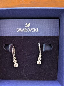 スワロフスキー ピアス SWAROVSKI トリロジー