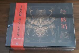 【新品・未開封品】アイアンメイデンSENJUTSU [スーパーデラックスBOXSET]CD2枚+1ブルーレイ (輸入盤)