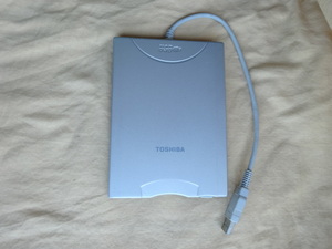 TOSHIBA　外付け　USB接続 3.5インチ　フロッピーディスク　ドライブユニット PA2680U