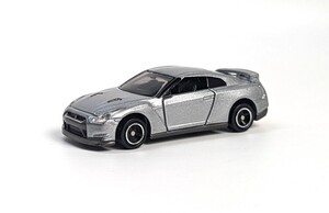 トミカ　日産　GTーR 2008 R35　シルバー子供が遊んでいた中古品です　キズ、汚れ等あります