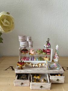 ＊ミニチュアhandmade＊白いショーケースと引き出しとマカロン　