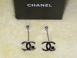 ☆送料無料☆CHANEL　シャネル　COCOマーク＆黒ストーン1ポイント　チェーンシルバーピアス（USED)