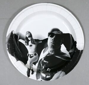 アンディ　ウォーホル　+　ニコ　紙皿　マルチプル作品　1966　写真：フランク・ベッズ　Andy Warhol, Nico, Frank Bez　ポップアート