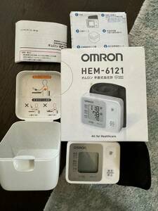 ★OMRON オムロン 手首式血圧計 デジタル自動血圧計 HEM-6121★《送料一律５１０円》
