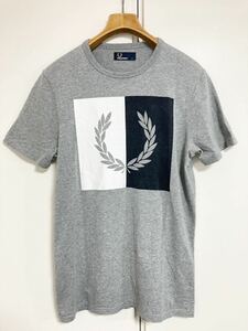 【送料無料】FRED PERRYフレッドペリーのTシャツ　 Sサイズ　グレー