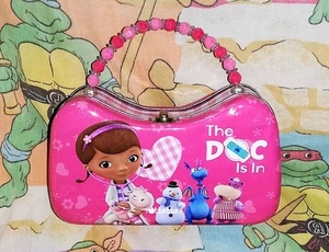 ☆Disney☆Doc Mcstuffins Toy Hospital☆Tin Box Company☆Tin Scoop Purse☆BOX☆ドックはおもちゃドクター☆缶☆バッグ☆ディズニー