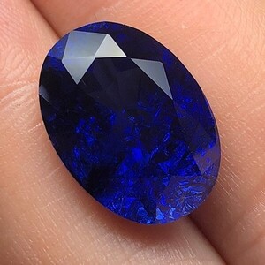 楕円形のダークブルーのサファイア 　 ルースジェム、標本 　 9×11mm　 4.6ct　　１個　　　aa