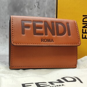 未使用品/24年現行/定価8.5万●FENDI フェンディ マイクロ 三つ折り財布 3つ折り FENDI ROMA ロゴ 本革 レザー 茶 ブラウン 付属品付き