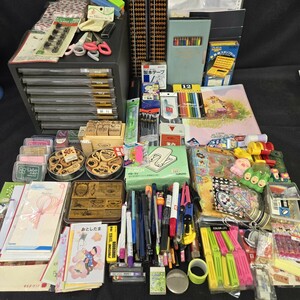 ◇ 中古 未使用保管品あり 文房具まとめ売り 色鉛筆 鉛筆 マジック ホッチキス ボールペン 収納ケース スタンプ スタンプインク 177-34