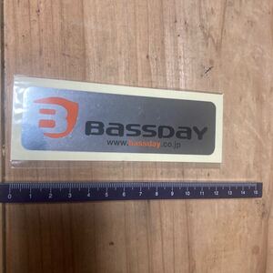 バスデイ　BASSDAY ミラーステッカー　ステッカー部分3.5×12.5cm クーラーボックス　バケットマウス　ドカット