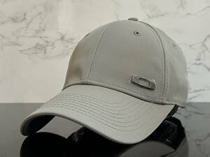 【未使用品】65D 上品★OAKLEYオークリー キャップ 帽子 CAP 上品で高級感のあるグレーの伸縮素材にメタル製ロゴ《伸縮前58㎝～60㎝位迄》