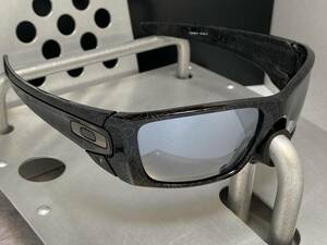 偏光★限定★OAKLEYオークリー FUEL CELLフュエルセル 黒ブラック総柄テキスト柄/POLARIZEDミラー USA製サングラス ケース付 釣りドライブ