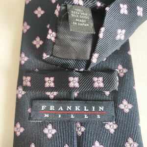 FRANKLIN MILLS(フランクリンミルズ)紺ピンク花弁ネクタイ