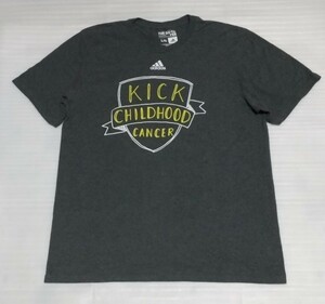 ☆adidas.com アディダス サイズL 半袖TシャツTHE GO-TO TEEスポーツ ウェア フアッション ティーGLAYグレイKICK CHILDHOODバック プリント